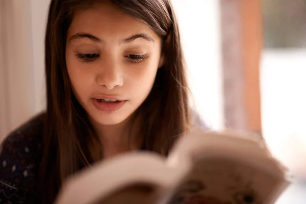 Чтение Сон Открытыми Глазами Маленькая Девочка Читает Книгу Дома — стоковое фото