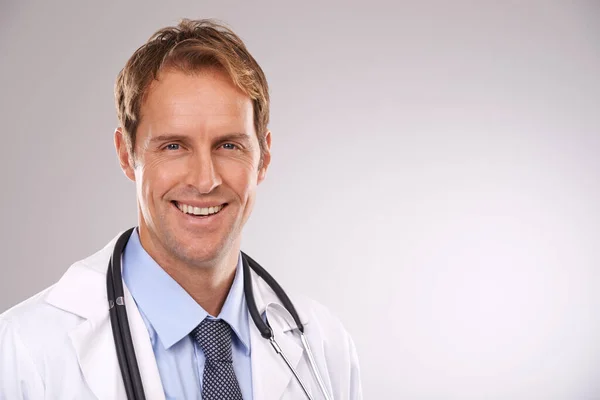 Tua Saúde Deixa Feliz Retrato Estúdio Recortado Jovem Médico Bonito — Fotografia de Stock