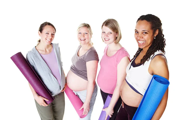 ヨガクラスの準備ができています 妊娠中の友人は一緒に立って 彼らのヨガマットを保持しながら 白に隔離 — ストック写真
