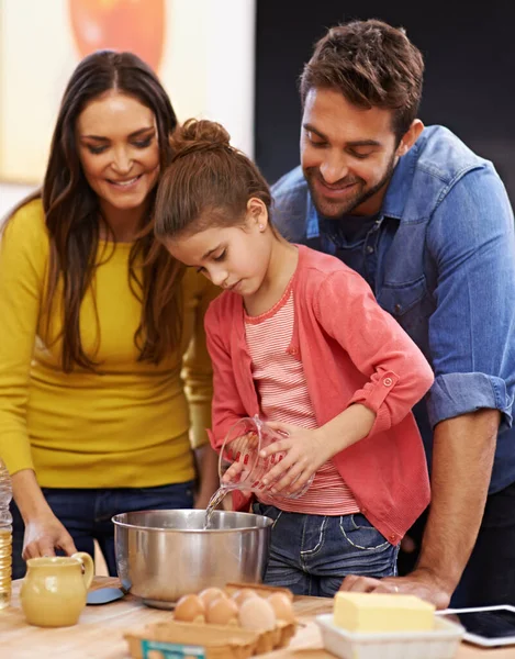 你做得很好 一个快乐的家庭在厨房里一起烘焙 — 图库照片