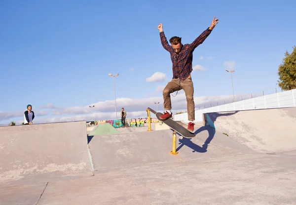 Viste Habilidades Desta Vez Jovem Fazendo Truques Seu Skate Parque — Fotografia de Stock