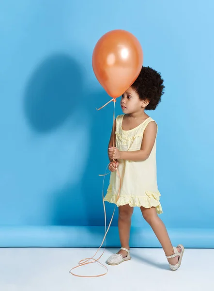 Χορεύουμε Κύριε Μπαλόνι Ένα Χαριτωμένο Κοριτσάκι Κρατώντας Ένα Μπαλόνι Πάνω — Φωτογραφία Αρχείου