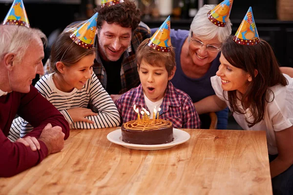 Kan Meteen Uitblazen Een Gelukkige Jonge Jongen Viert Zijn Verjaardag — Stockfoto