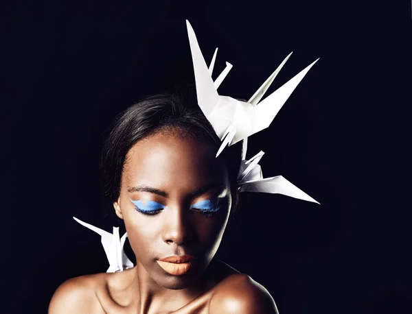 Символізує Африканську Красу Прекрасна Етнічна Жінка Тримає Орігамі Голові Плечах — стокове фото