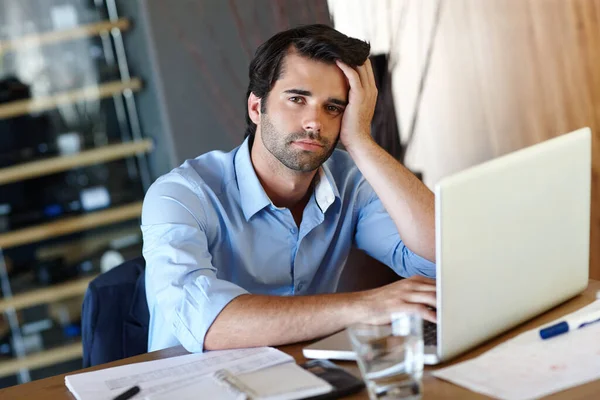 Quando Terminará Este Dia Jovem Homem Negócios Olhando Exausto — Fotografia de Stock