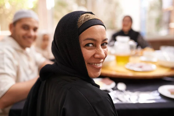 Doufám Máš Chuť Portrét Muslimské Ženy Jak Ohlíží Když Svou — Stock fotografie
