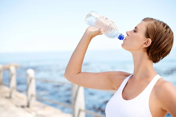 Pure Verfrissing Een Mooie Vrouw Die Flessenwater Drinkt Tijdens Een — Stockfoto