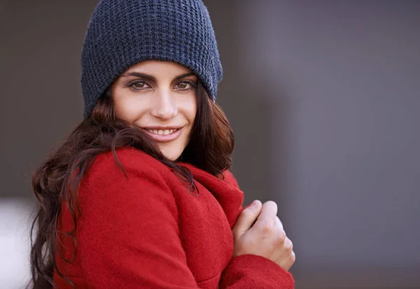 彼女は街の通りを明るくしている 赤い冬のコートの外に立つ美しい若い女性の肖像画 — ストック写真