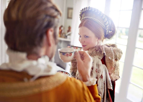 単に素晴らしいお茶の領主 王と女王が家でお茶を飲んで — ストック写真