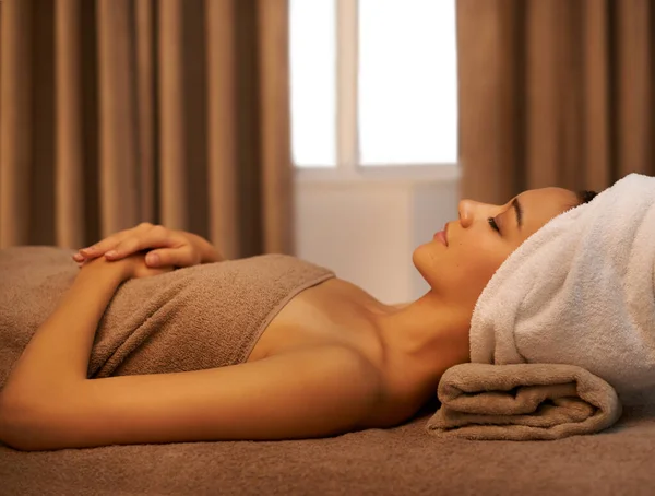 Waiting Her Next Treatment Young Woman Lying Day Spa — Stock Photo, Image