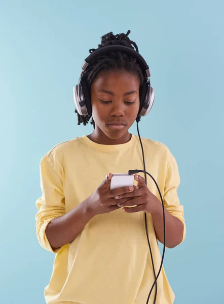 Wybieram Jego Muzykę Młody Chłopiec Patrzący Smartfona Przymocowanego Słuchawek — Zdjęcie stockowe