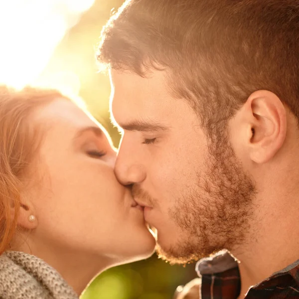 Κάθε Φιλί Είναι Πρώτο Μας Ένα Ευτυχισμένο Νεαρό Ζευγάρι Που — Φωτογραφία Αρχείου