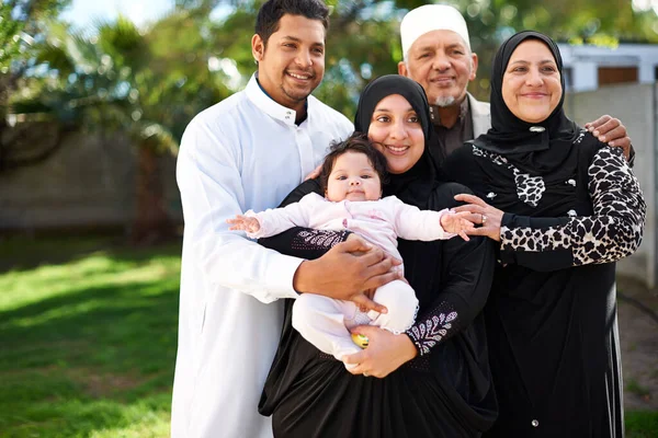 Tre Generazioni Amore Una Famiglia Musulmana Che Gode Una Giornata — Foto Stock