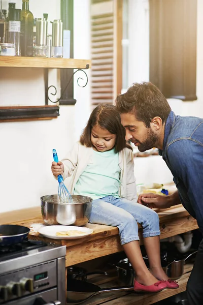 Fofura Culinária Pai Uma Filha Fazendo Panquecas Juntos — Fotografia de Stock