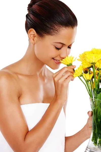 Moje Szczęśliwe Miejsce Ładna Kobieta Ręczniku Pachnąca Żółtymi Kwiatami — Zdjęcie stockowe