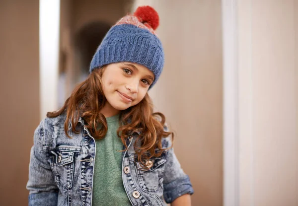 Berpakaian Hangat Untuk Musim Dingin Seorang Gadis Muda Yang Lucu — Stok Foto