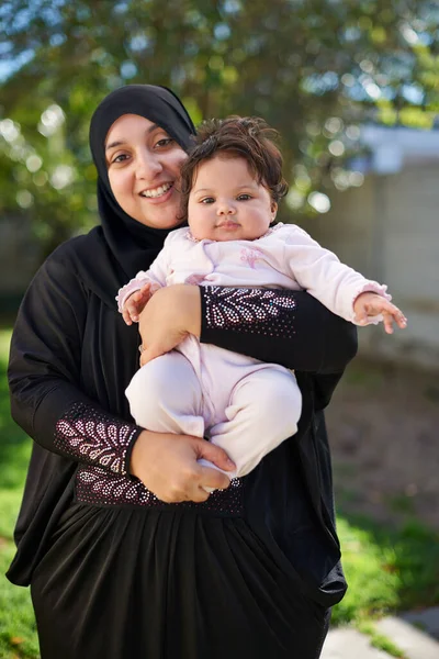 Hänellä Kourallinen Iloa Muslimi Äiti Hänen Pieni Tyttövauva — kuvapankkivalokuva