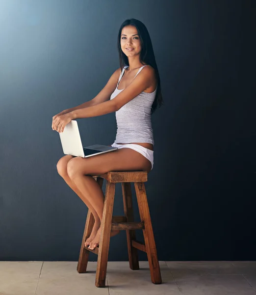 파도를 수있는 노트북을 의자에 아름다운 여자의 스튜디오 — 스톡 사진