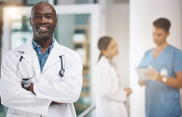 Dokter Gezondheidszorg Geneeskunde Met Een Staande Man Met Armen Gekruist — Stockfoto