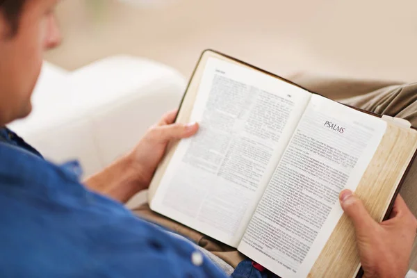 Leggendo Salmi Uomo Che Legge Bibbia Casa — Foto Stock