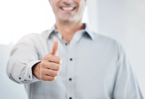 Бизнесмен Поднимает Большие Пальцы Вверх Голосует Стороны Смайлики Продвижения Успеха — стоковое фото