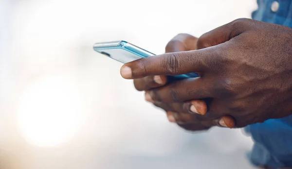 Ruce Afrického Muže Telefonních Sítích Dělá Výzkum Internetu Nebo Píše — Stock fotografie