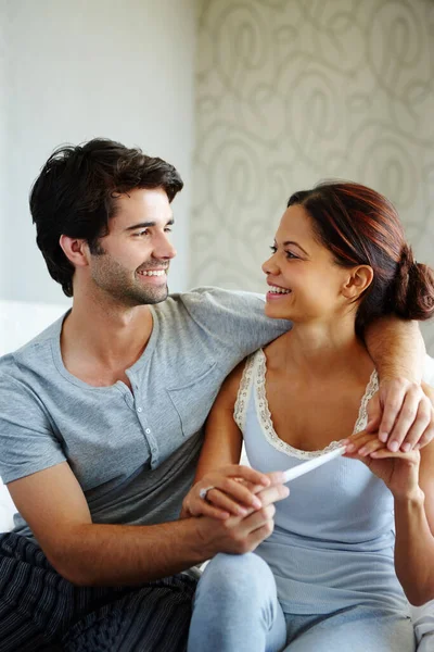 未来に興奮してる 幸せな夫婦は妊娠検査を読んで — ストック写真