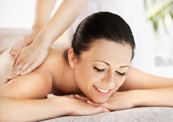 Beleza Relaxada Uma Bela Jovem Mulher Recebendo Uma Massagem Terapeuta — Fotografia de Stock