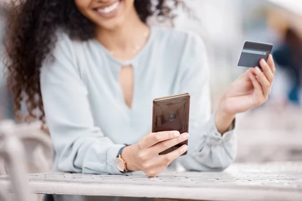 Ηλεκτρονικό Εμπόριο Πιστωτική Κάρτα Και Γυναίκα Απευθείας Σύνδεση Ψώνια Στο — Φωτογραφία Αρχείου