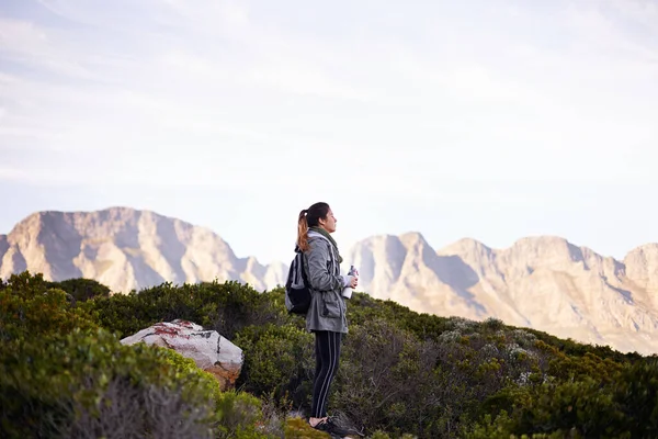 Qué Vista Tan Impresionante Una Joven Disfrutando Naturaleza Mientras Hace —  Fotos de Stock