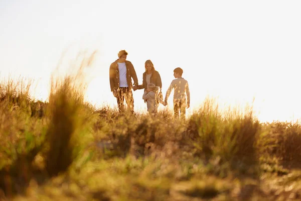 Altın Aile Zamanları Gün Batımında Genç Bir Ailenin Birlikte Yürüdüğü — Stok fotoğraf