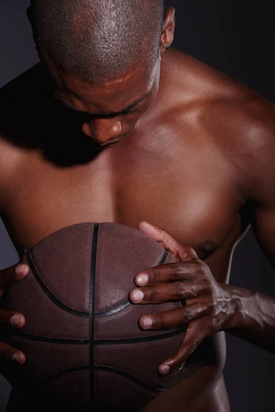 Сосредоточься Перед Игрой Студийный Снимок Молодого Баскетболиста Стоящего Черном Фоне — стоковое фото