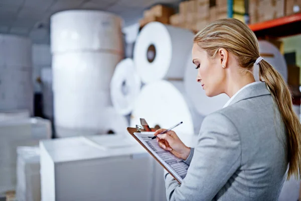 Asegurarse Que Pedido Perfecto Una Mujer Trabajo Almacén — Foto de Stock