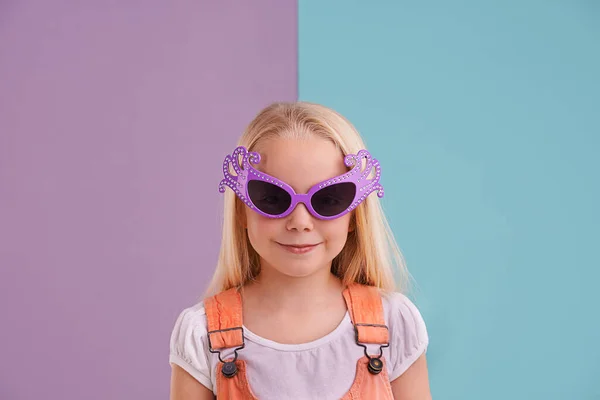 Dziwna Kolorowa Tylko Jej Osobowość Słodka Dziewczynka Śmiesznych Okularach Przeciwsłonecznych — Zdjęcie stockowe