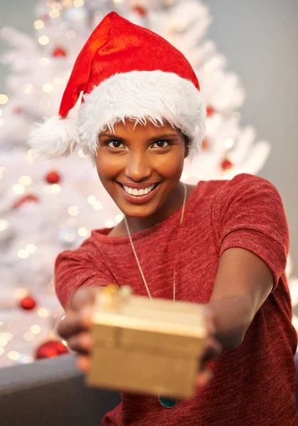 これは君のためだ カメラにクリスマスの贈り物の一つを示す美しい若い女性 — ストック写真
