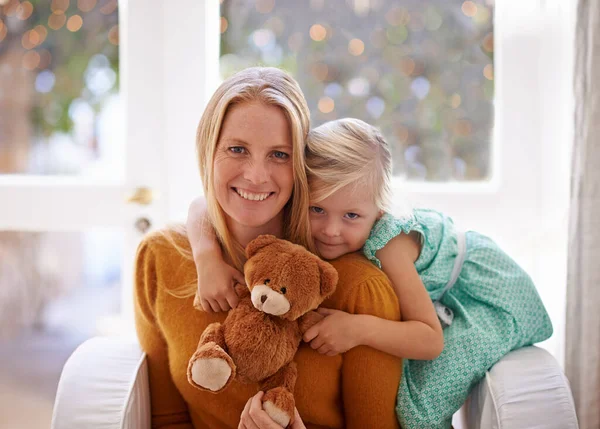 Anne Teddy Ben Annesiyle Oyuncak Ayısıyla Oturan Küçük Bir Kızın — Stok fotoğraf