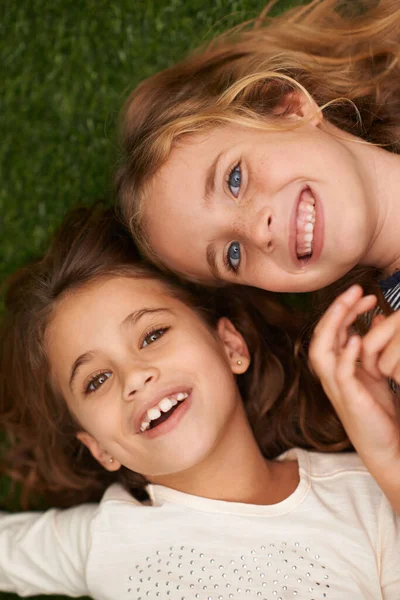 Vrienden Voor Altijd Twee Kleine Meisjes Liggend Hun Rug Buiten — Stockfoto