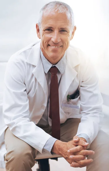 Salud Prioridad Número Uno Retrato Doctor Sonriente Sentado Oficina — Foto de Stock