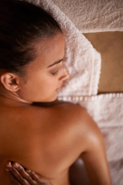 Kiedy Masz Wątpliwości Masuj Młoda Kobieta Korzystająca Relaksującego Masażu Spa — Zdjęcie stockowe