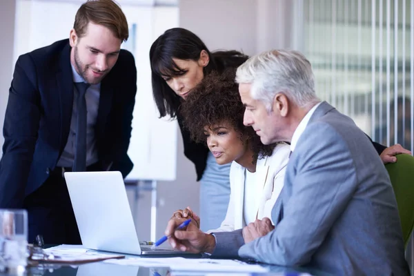 Klus Klaren Met Teamwork Een Groep Collega Uit Het Bedrijfsleven — Stockfoto