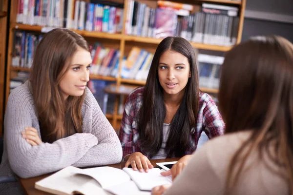 Wat Krijgen Jullie Voor Nummer Vier Drie Vrouwelijke Universiteitsstudenten Werken — Stockfoto