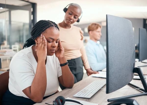 Stressz Fejfájás Frusztrált Irodában Munka Miatt Egy Kimerült Nővel Asztalnál — Stock Fotó