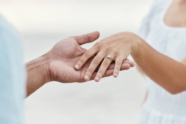 ビーチでの休暇での婚約提案 カップルの手と結婚指輪 バリでの海の休暇での旅行結婚式や愛のお祝い 夏の海での献身のためのジュエリーを持つ男と女 — ストック写真