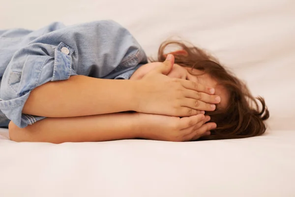 Puedes Esconderte Día Lluvioso Niño Pequeño Acostado Cubriéndose Cara Con —  Fotos de Stock