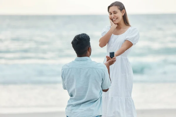 ビーチ 海によって婚約指輪を持つカップル 彼女はイエスと言いました ダイヤモンドリングと海の女性と男 将来の関係と夏の結婚発表への希望 — ストック写真