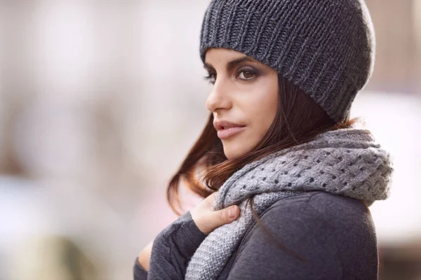 一个穿着时髦冬季服装的年轻漂亮的女人 — 图库照片