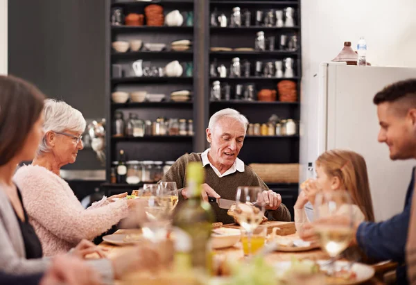 Tallando Pavo Una Familia Sentada Cenar — Foto de Stock