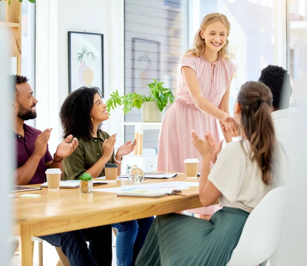 Serrer Main Rencontrer Applaudir Avec Une Femme Affaires Serrant Main — Photo