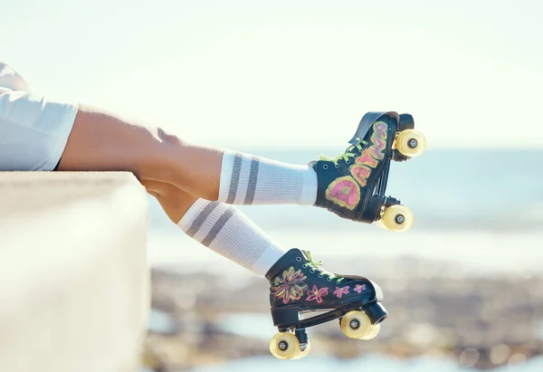 Relaxe Pernas Mulher Patins Praia Porto Oceânico Água Mar Com — Fotografia de Stock