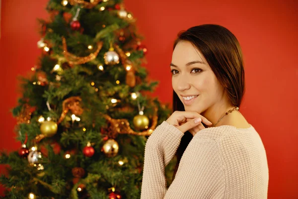 Julreflektioner Vacker Ung Kvinna Som Står Vid Julgran — Stockfoto